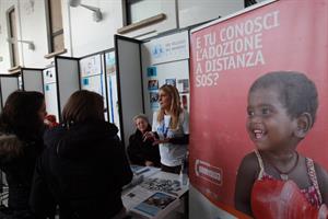 Gli italiani donano ancora ma per il non profit è crisi
